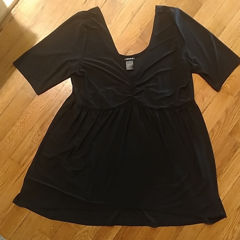 Torrid short sleeve v-neck top